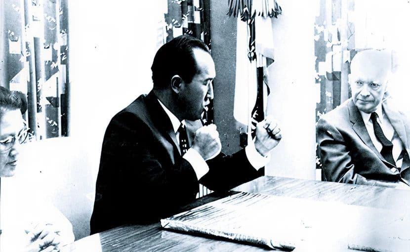 1960년대 문선명 총재가 집필하는 모습